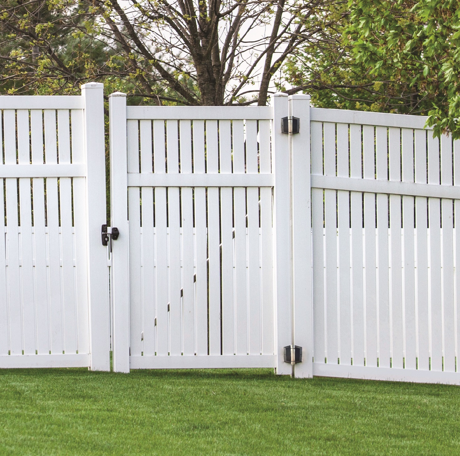Polaris Soft Close Hinges Vinyl Fence2